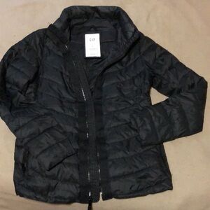 GOOD CONDITION GAP LIGHWEIGHT POLYESTER PUFF JACKET SIZE SMALL - PACKABLE